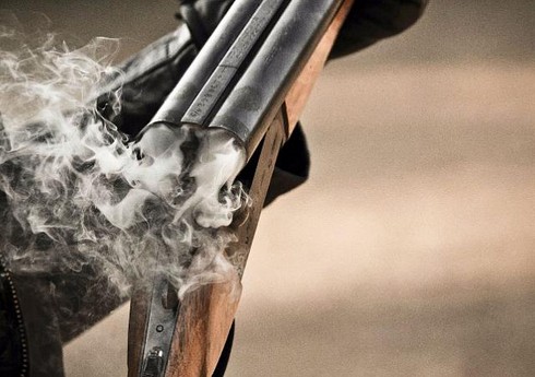 Biləsuvarda qohumunu ov silahı ilə vurmaqda şübhəli bilinən şəxs saxlanılıb