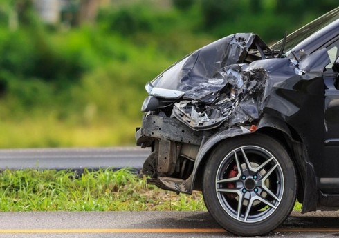 Biləsuvarda “Toyota” ağaca çırpılıb, xəsarət alan var