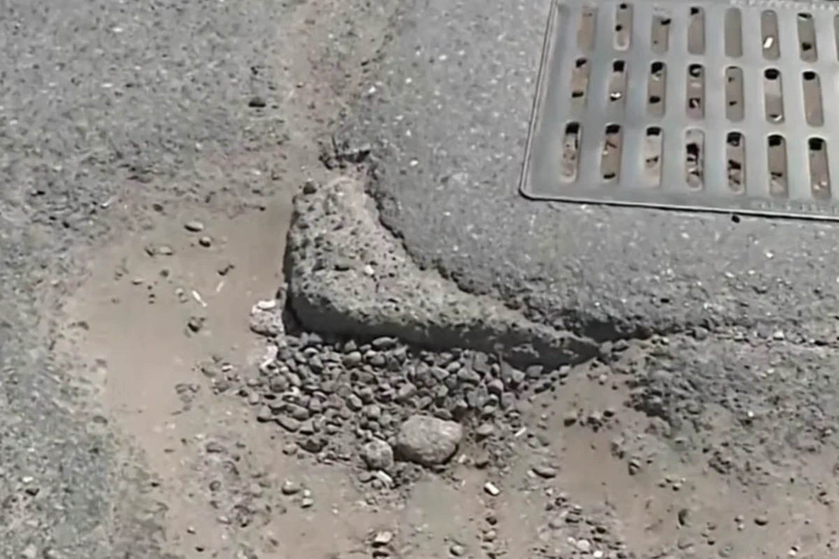 Binəqədi-Balaxanı yolunda sürücülərin kabusu: Çuxurlar maşınları sıradan çıxarır