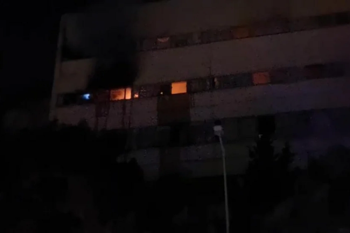 Binəqədidə 9 mərtəbəli yaşayış binasında yanğın baş verib