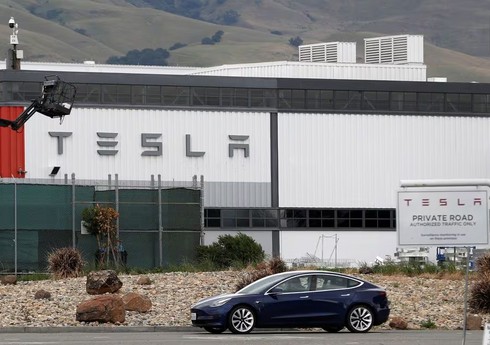 Bloomberg: “Tesla” işçilərinin maaşlarını artırır