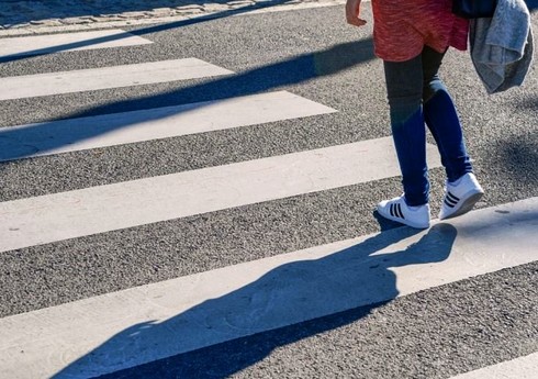 Bərdədə gənc qız yol-nəqliyyat hadisəsində ağır xəsarət alıb