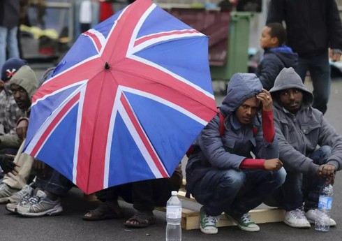 Britaniya qanunsuz miqrantları işə götürən şirkətlərə qarşı cərimələri artıracaq