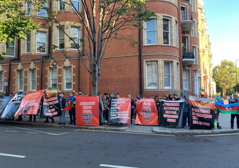 Britaniyadakı soydaşlarımız Ermənistanın Londondakı səfirliyi qarşısında piket keçiriblər