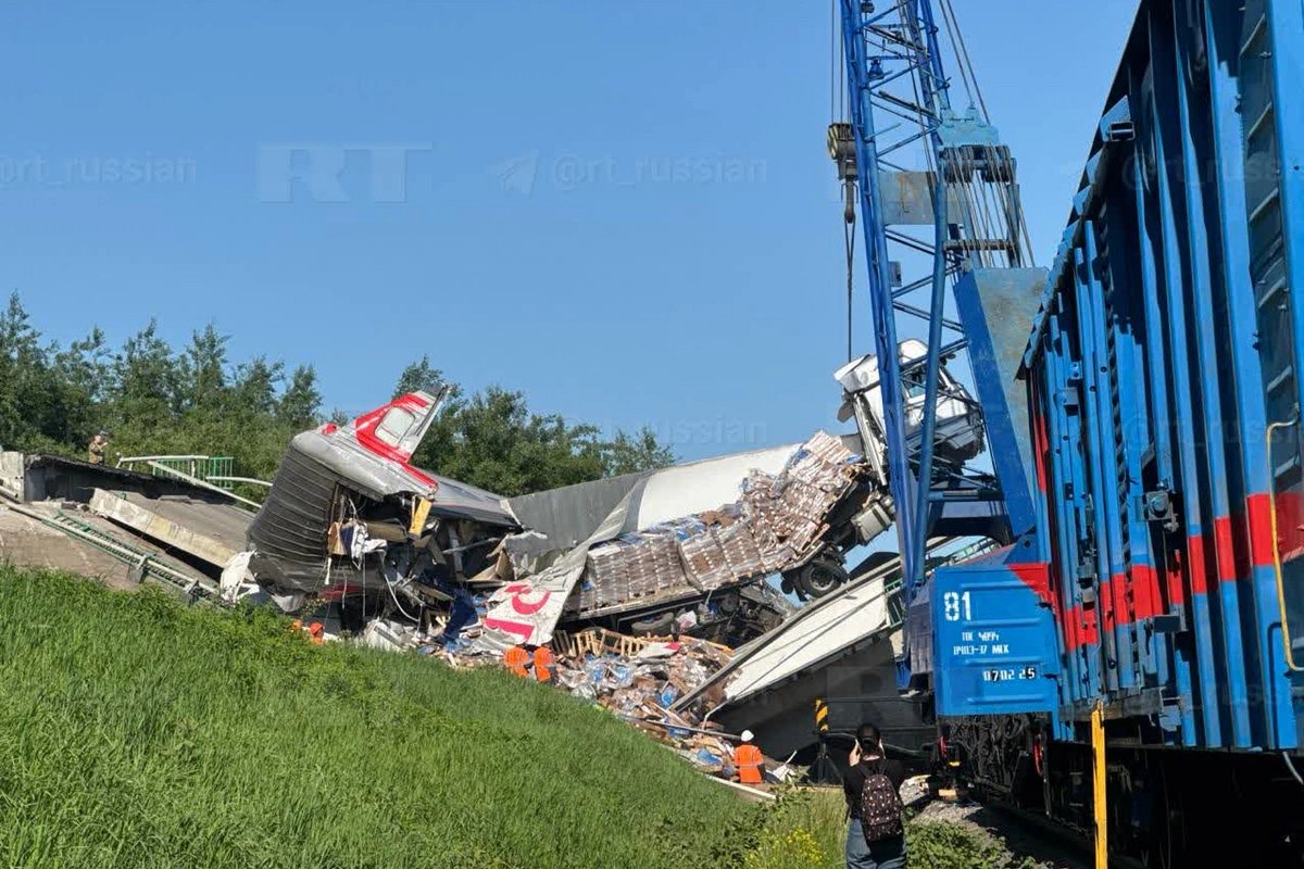 Bryanskda qatar hərəkətdə olarkən körpü partladılıb: 7 ölü, onlarla yaralı