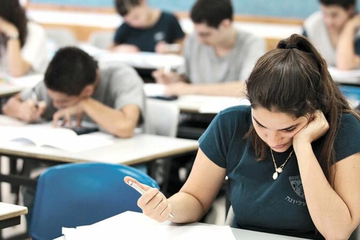 Bu gün 29 mindən çox şagird və abituriyent Azərbaycan dilindən imtahan verəcək