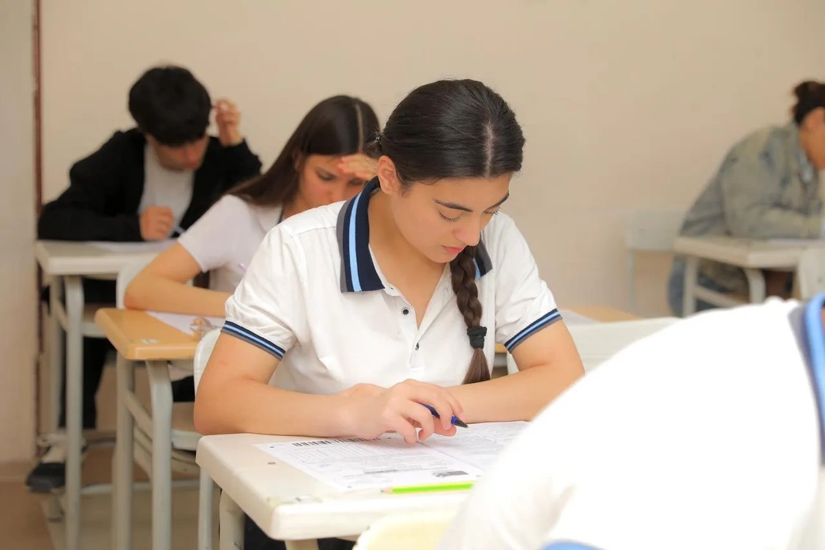 Bu gün 29 mindən çox şagird və abituriyent Azərbaycan dilindən imtahan verib