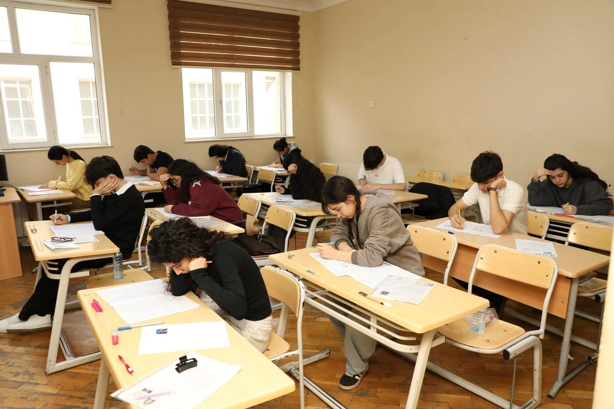 Bu gün 53 minə yaxın şagird buraxılış imtahanı verib