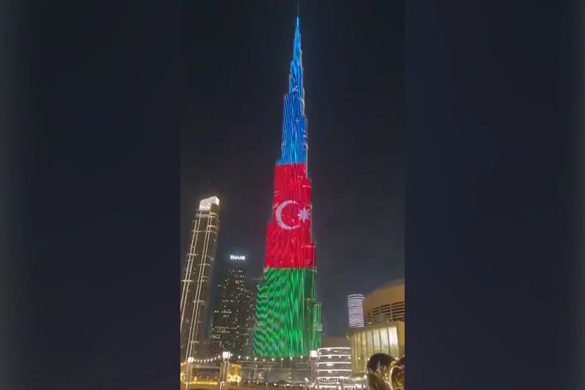 Bürc Xəlifə Azərbaycan bayrağının rəngləri ilə işıqlandırılıb
