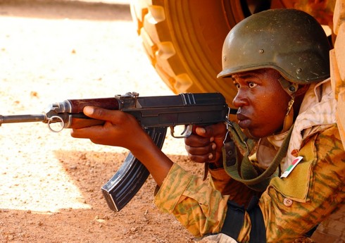 Burkina-Fasoda silahlılar 70-dən çox əsgər və polisi öldürüb