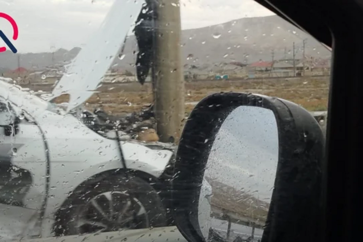 BYD arakəsməni dağıdıb işıq dirəyinə çırpıldı