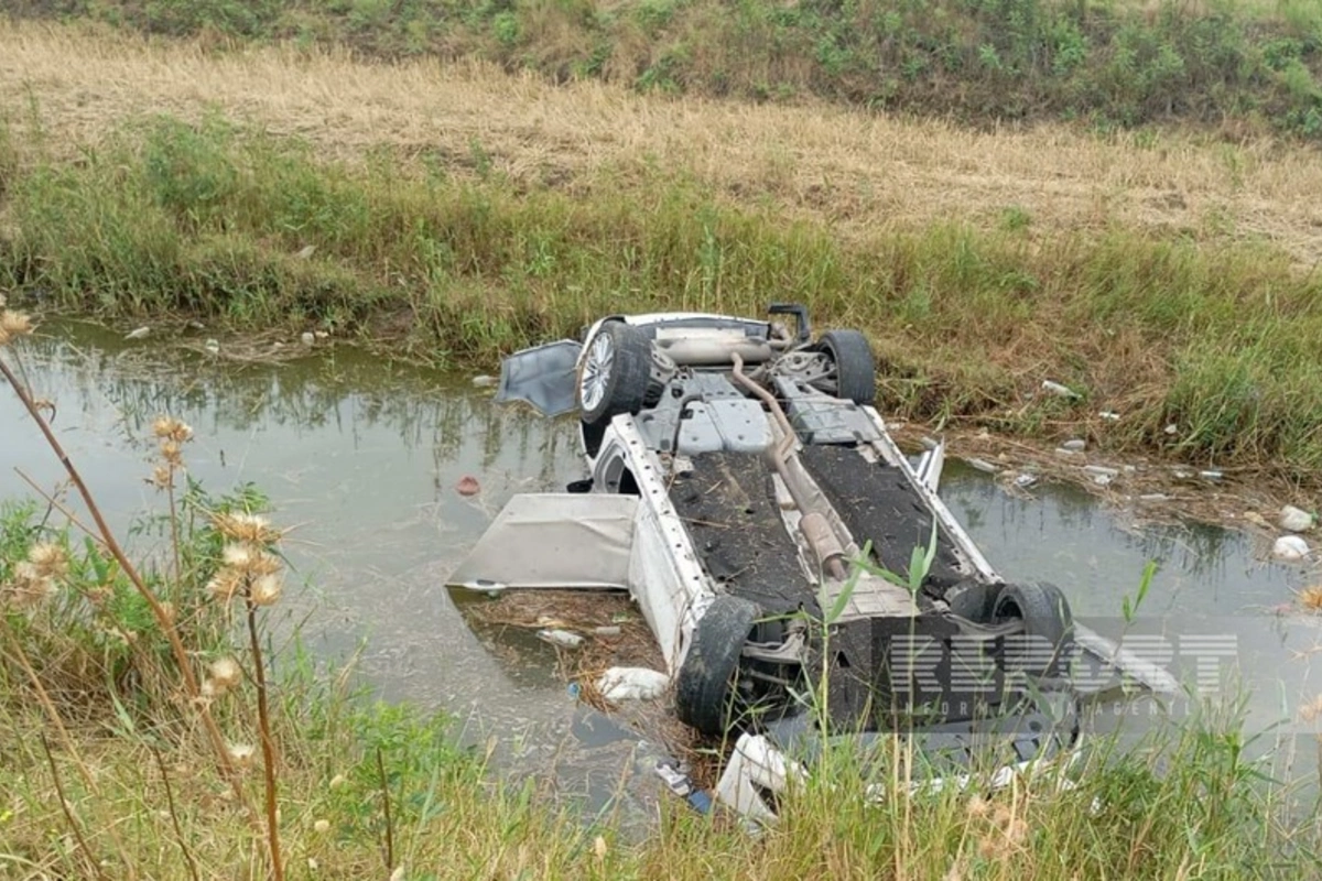 Cəlilabadda avtomobil kanala aşıb, 5 nəfər xəsarət alıb