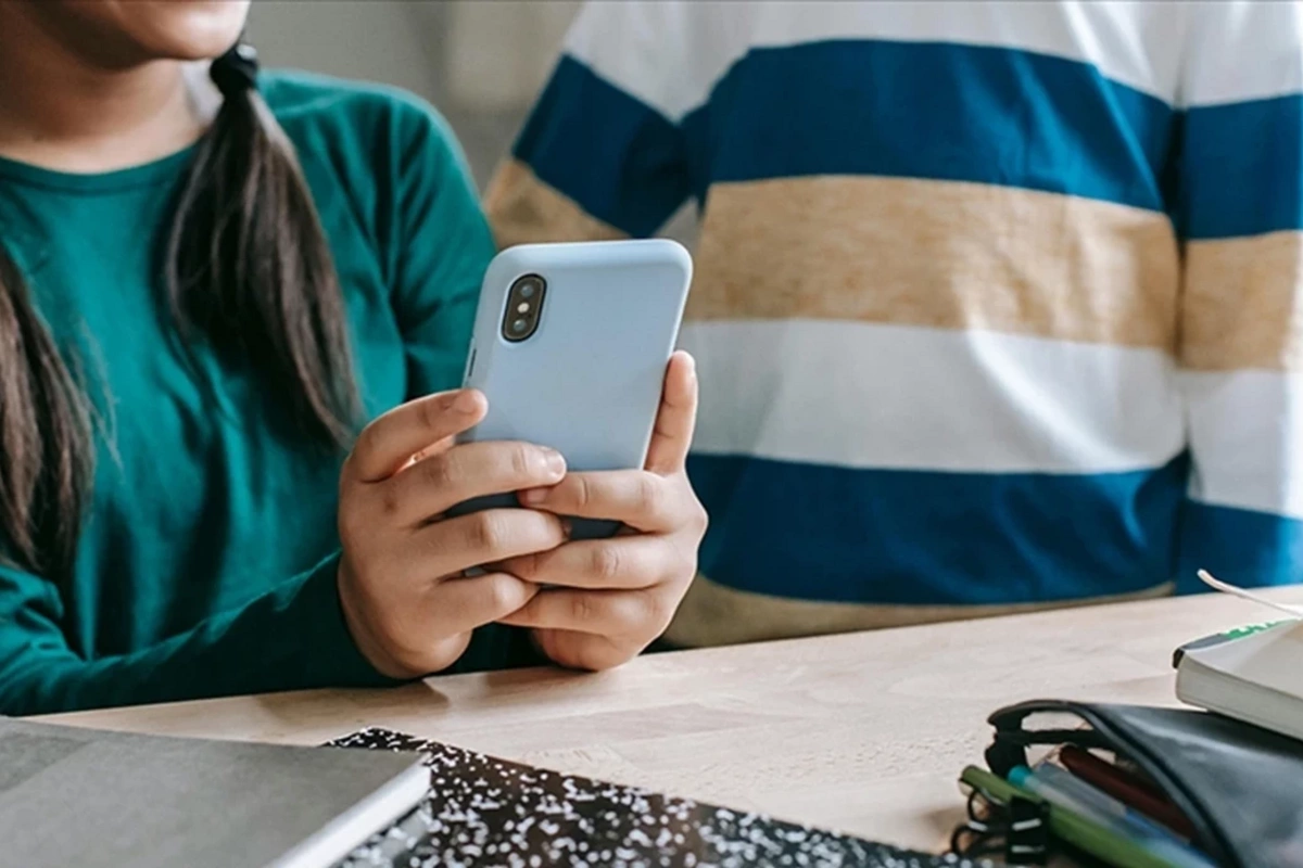 Cənubi Koreyada məktəblilərin dərs vaxtı telefondan istifadəsi qadağan edildi