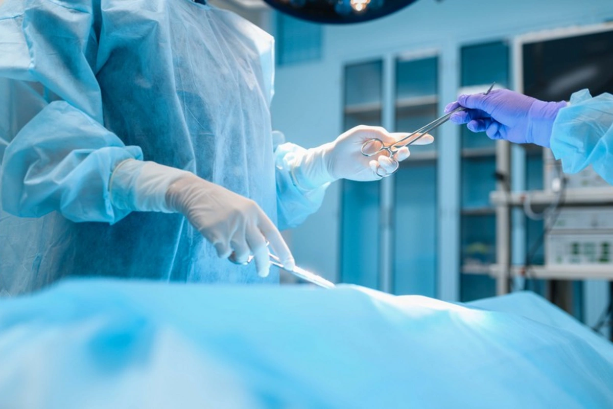 Cərrahiyyə əməliyyatı zamanı canlı yayım açan həkim barəsində araşdırma başlanılacaq - RƏSMİ