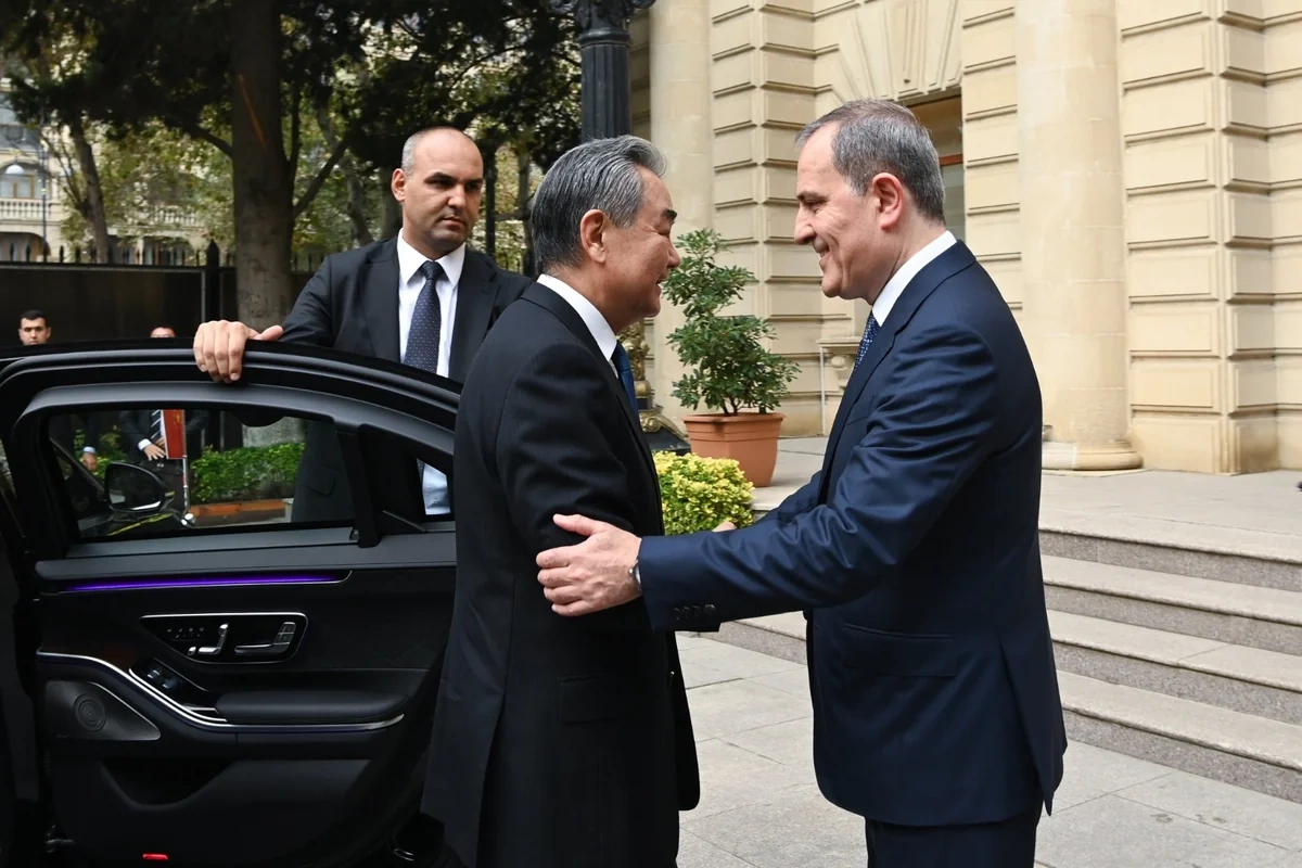 Ceyhun Bayramov çinli həmkarı ilə regional təhlükəsizliyi müzakirə edib
