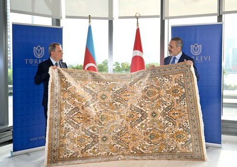 Ceyhun Bayramov Hakan Fidana Qarabağ xalçası hədiyyə edib Ceyhun Bayramov Hakan Fidana Qarabağ xalçası hədiyyə edib