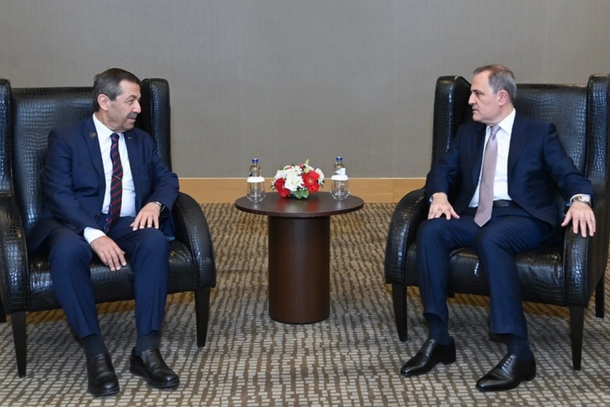 Ceyhun Bayramov Şimali Kiprdən olan həmkarı ilə regional təhlükəsizlik məsələlərini müzakirə edib