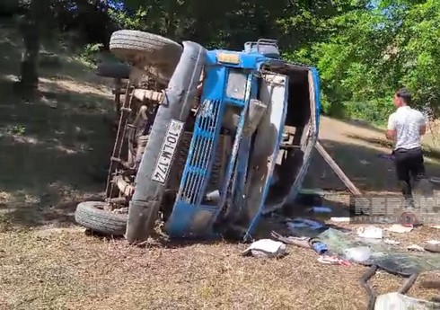 Cəlilabadda turist avtobusu qəzaya düşüb, iki nəfər ölüb, yaralılar var - SİYAHI - YENİLƏNİB