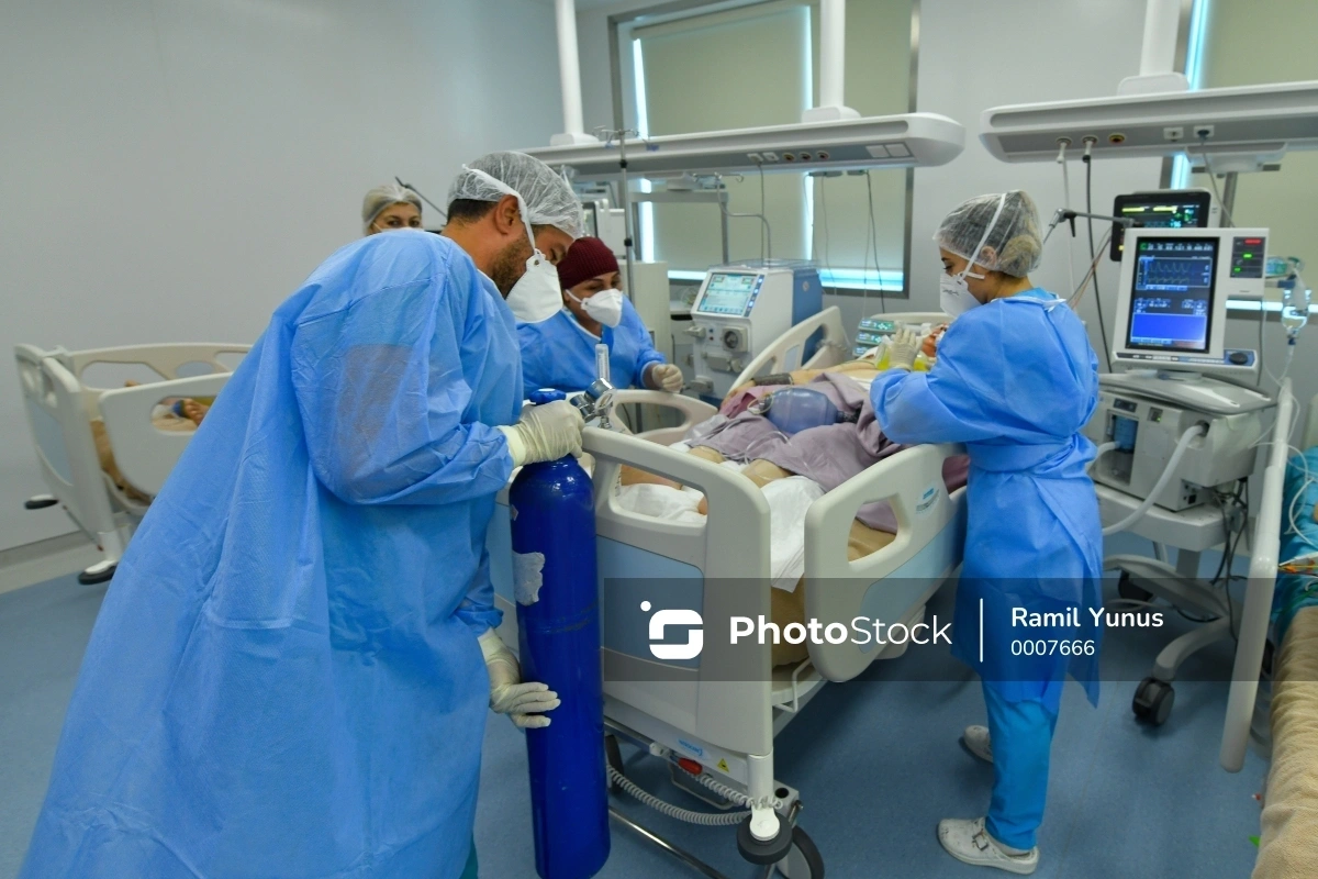 COVID-19 xəstələrinə xidmət göstərən tibb işçilərinin maaşlarına əlavənin verilmə müddəti uzadılıb