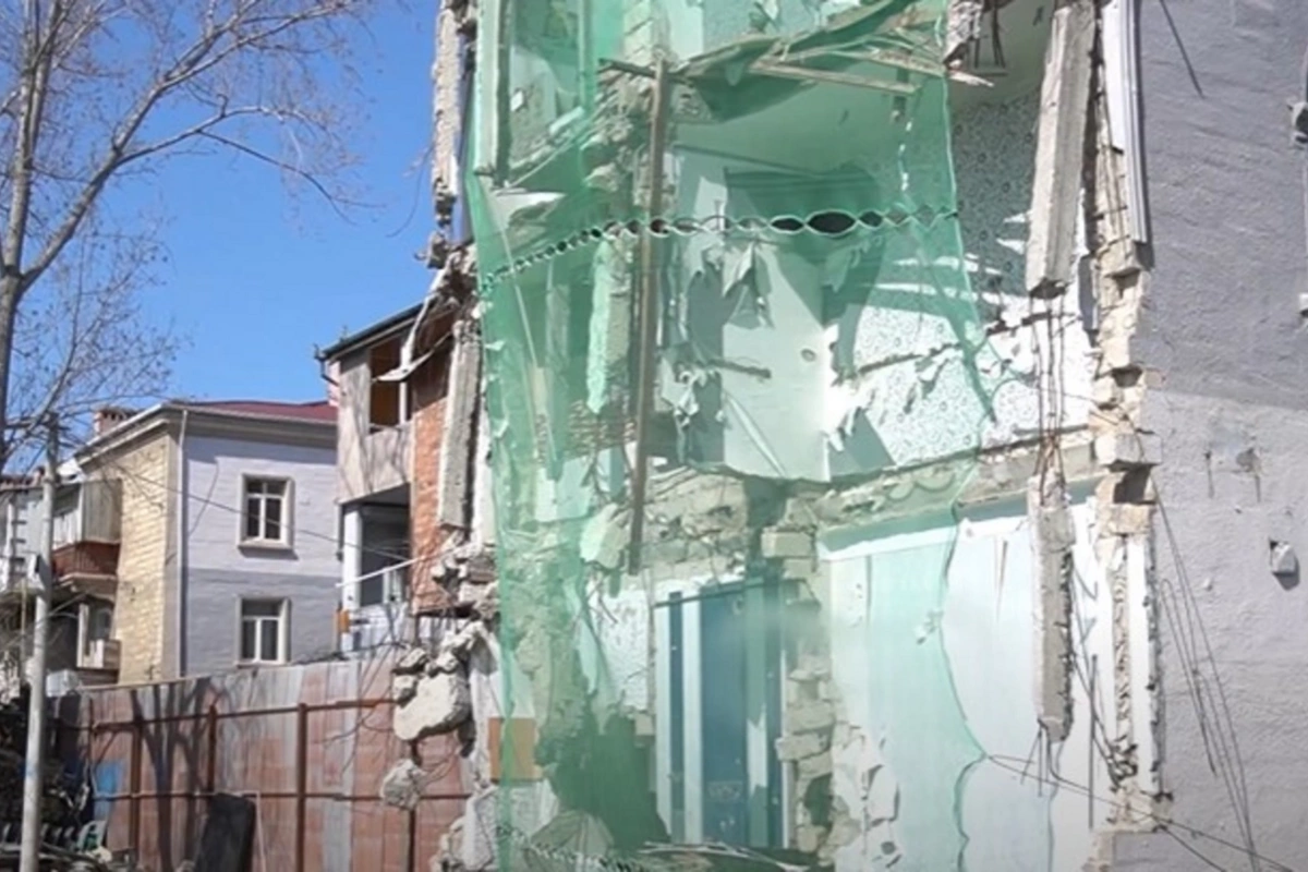 Daha bir tikinti şirkəti sakinlər evdə olarkən mənzilləri SÖKÜR? - İDDİA