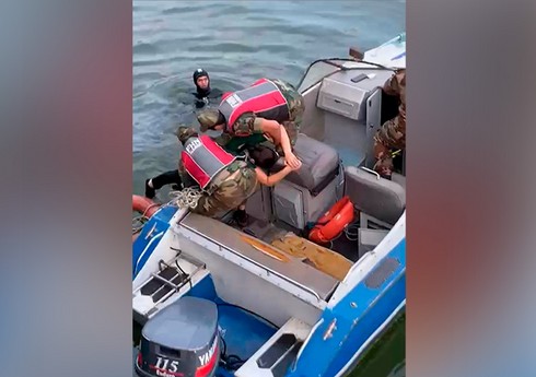 Dalğıclar dənizdə batma təhlükəsində olan şəxsi xilas edib