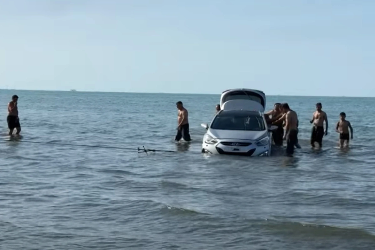 Dəniz sahilində TƏHLÜKƏLİ ANLAR: Arvadına maşın verdi, polis hər ikisini saxladı