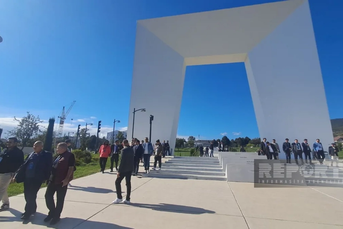 Din xadimləri Xankəndidə Zəfər parkı və Zəfər meydanını ziyarət ediblər
