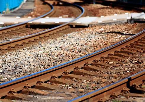 Dəmir yolunu keçmək istəyən traktoru qatar vurub