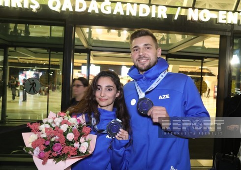 Dünya çempionatının gümüş mükafatçısı olan gimnastlar vətənə qayıdıb Dünya çempionatının gümüş mükafatçısı olan gimnastlar vətənə qayıdıb