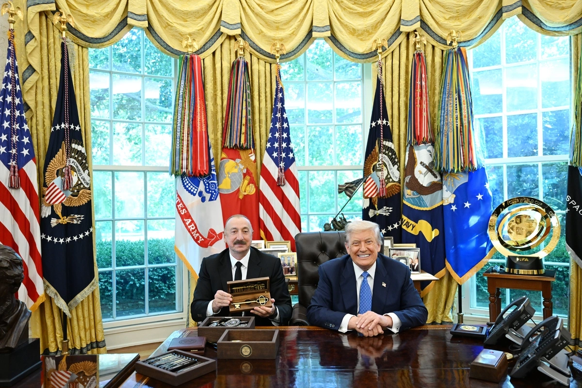 Donald Tramp Ağ Evin rəmzi açarını İlham Əliyevə təqdim edib