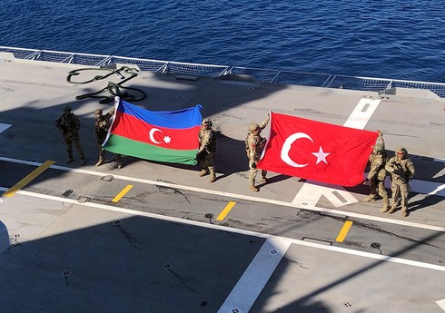 “Doğu Akdeniz-2023”: Xüsusi təyinatlılar Azərbaycan və Türkiyə bayraqları ilə helikopterlərdən gəmiyə eniblər