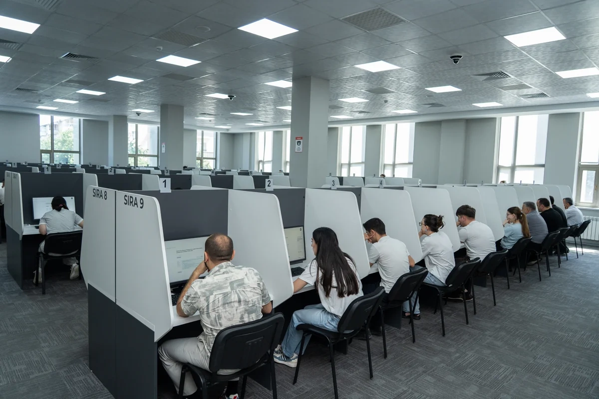 Dövlət icra məmuru olmaq istəyən şəxslər üçün test imtahanı keçirilib