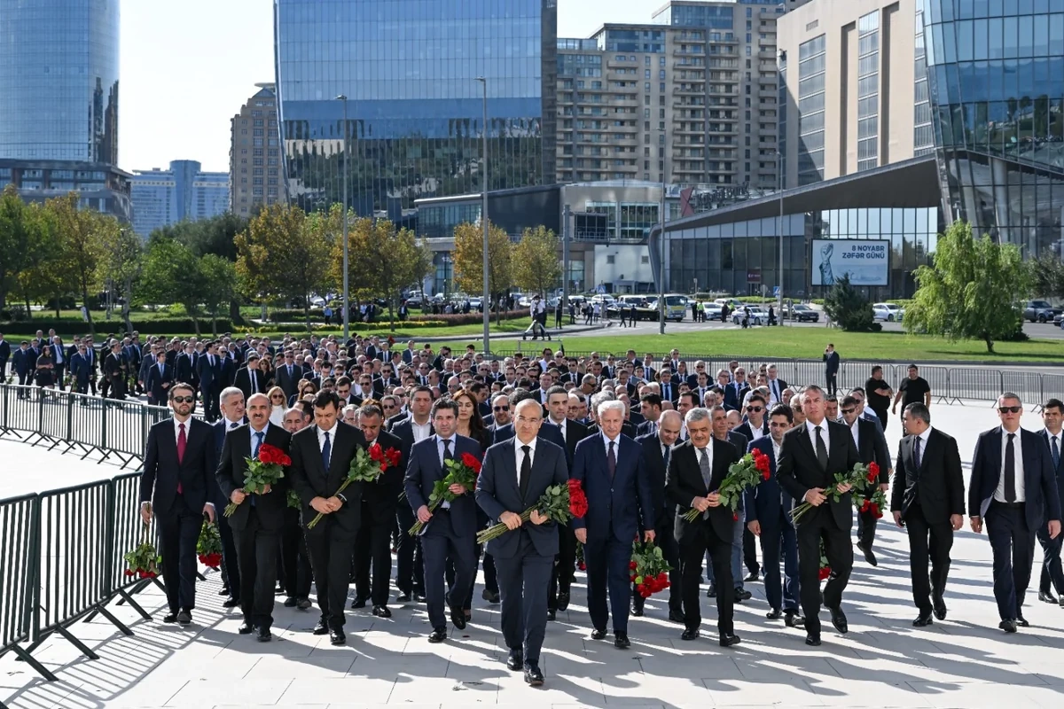 Dövlət və hökumət rəsmiləri Bakıdakı Zəfər parkında olublar