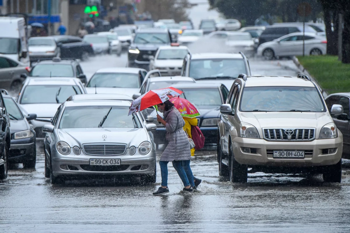DYP yağmurlu hava şəraiti ilə bağlı hərəkət iştirakçılarına müraciət edib