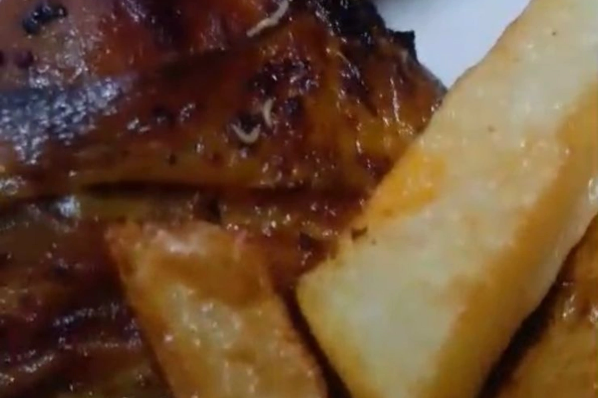 Əhmədlidə restoranda yeməyin içindən QURD ÇIXDI