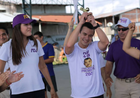 Ekvadorda yenidən prezidentliyə namizədin seçkiqabağı görüşündə silahlı insident olub