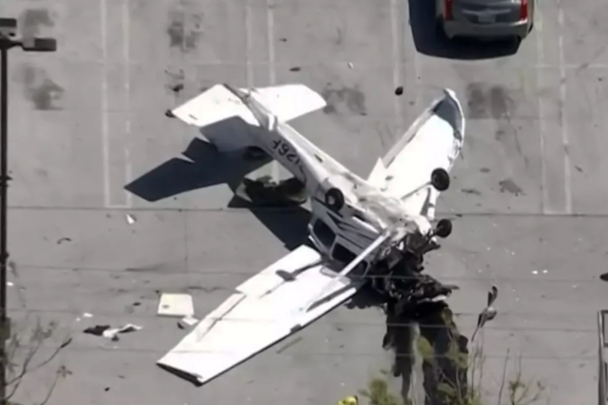 Elektrik xətlərinə dəyən təyyarə dayanacağa düşdü