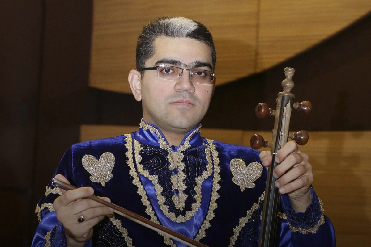 Əməkdar artistin oğlu Çində nüfuzlu universitetə qəbul oldu