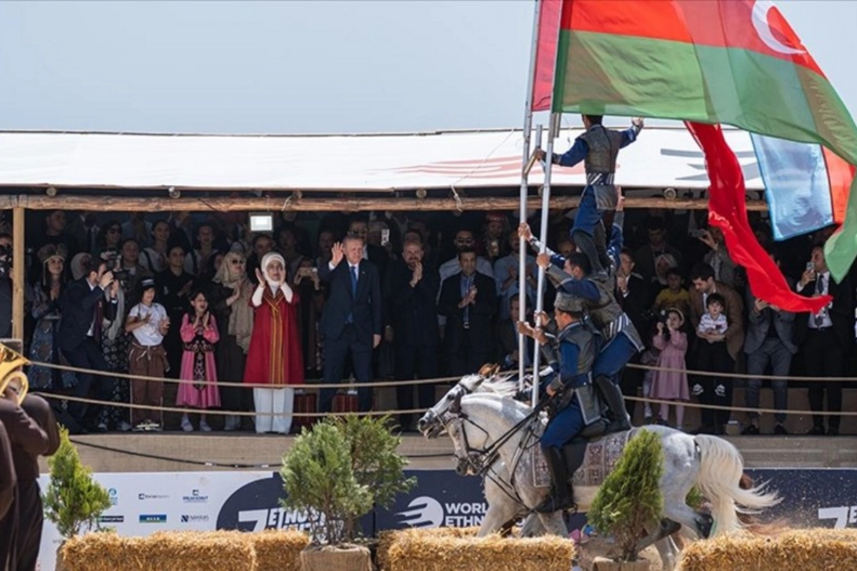 Ərdoğan Qarabağ atları ilə olan çıxışı ayaqüstdə alqışlayıb