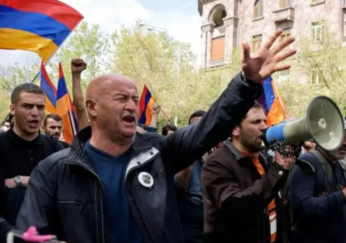 Ermənistan parlamenti qarşısında Paşinyan əleyhinə aksiya keçirilir