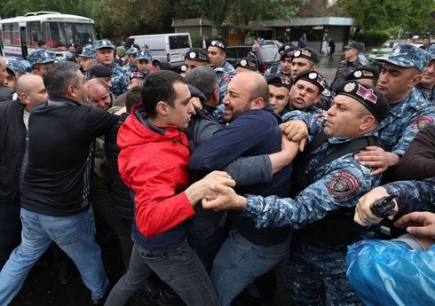 Ermənistanda müəllim və şagirdlər yolu bağlayaraq etiraz aksiyası keçiriblər