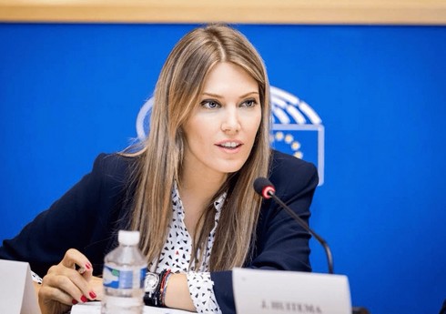 Eva Kayli Avropa Parlamentinin sədr müavini səlahiyyətlərindən məhrum edilib