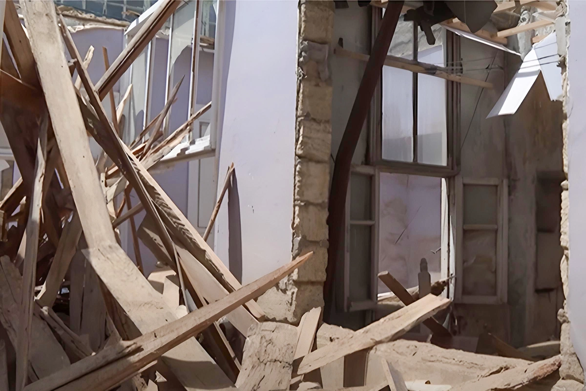 Evində söküntü zamanı üzərinə beton düşdü, öldü