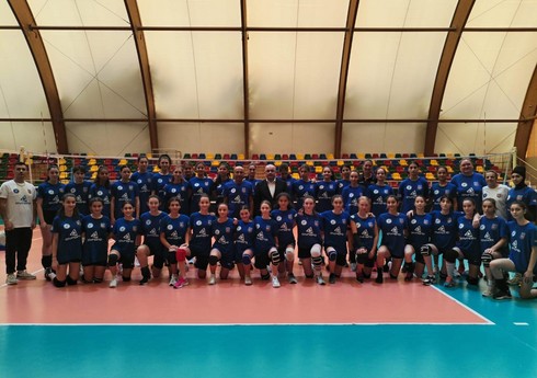 Federasiya prezidenti fərqlənən voleybolçularla görüşüb