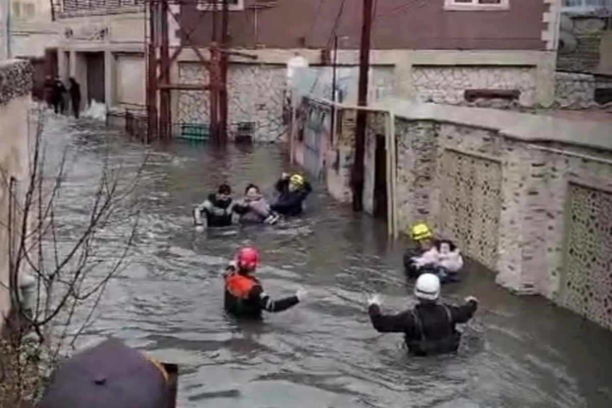 FHN Keşlədə su basmış ərazilərdən sakinləri təxliyə edib