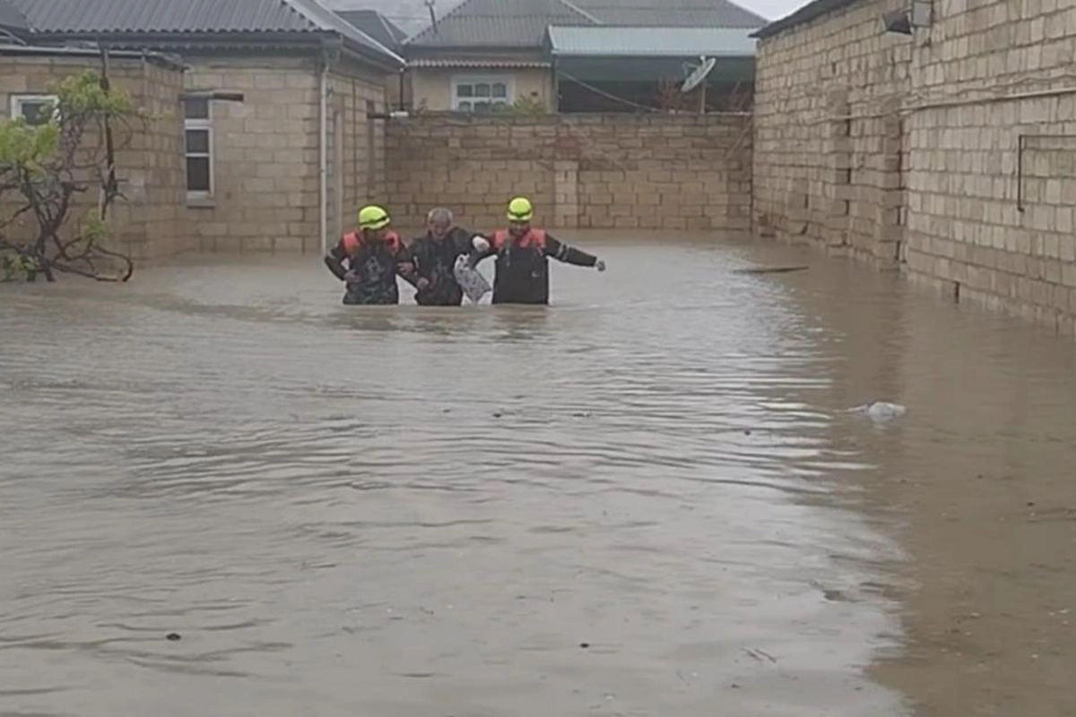FHN: Su basmış yerlərdə 3-ü uşaq olmaqla ümumilikdə 20 nəfər vətəndaş təxliyə olunub