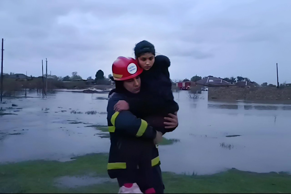 FHN: Su basmış yerlərdə 33-ü uşaq olmaqla 135 nəfər təxliyə olunub