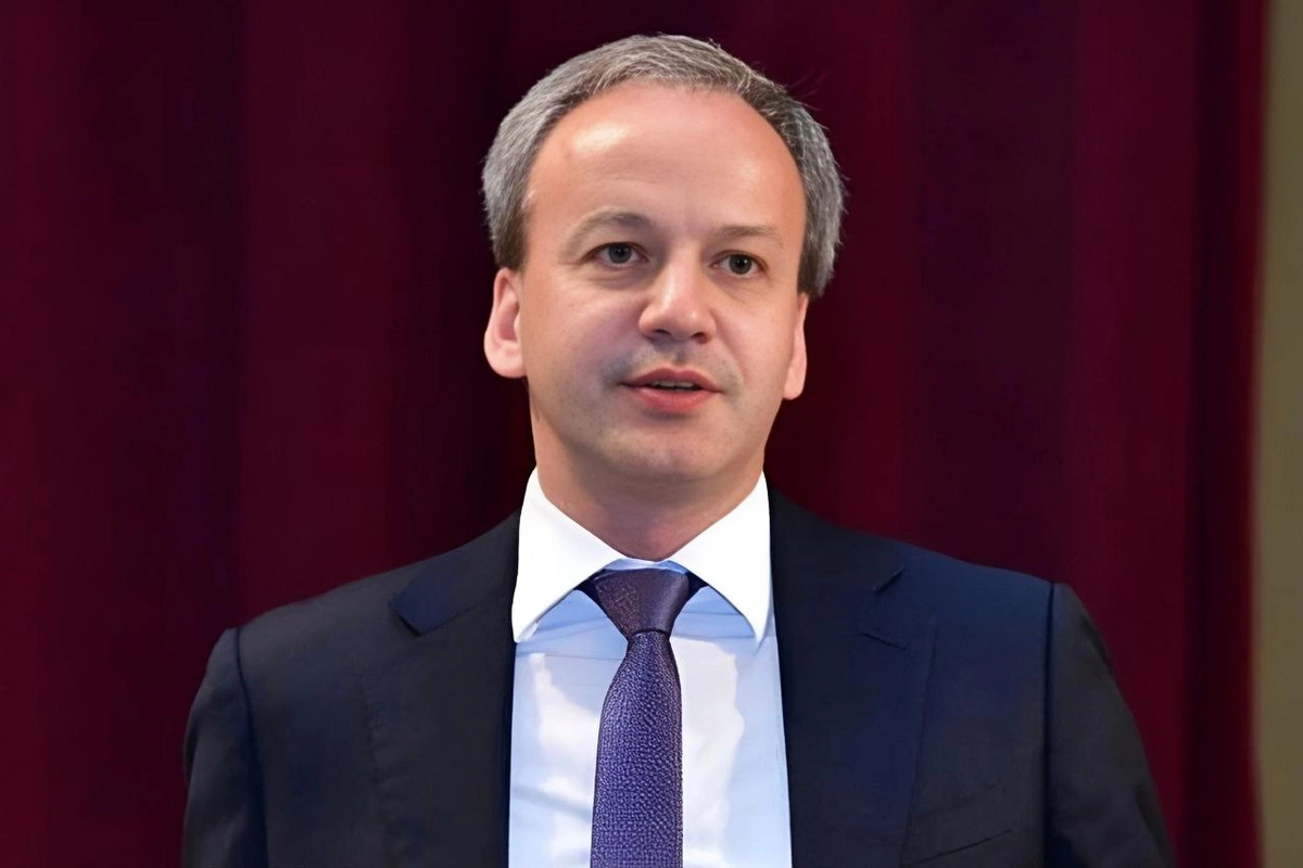 FIDE prezidenti Bakıya gəlib