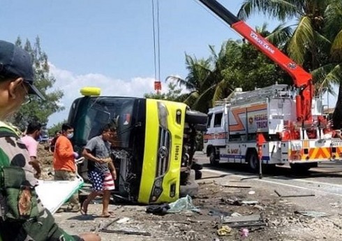 Filippində avtobusun qəzaya uğraması nəticəsində bir nəfər ölüb, onlarla insan yaralanıb