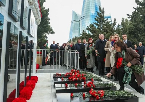 Fransa səfiri Şəhidlər xiyabanını ziyarət edib